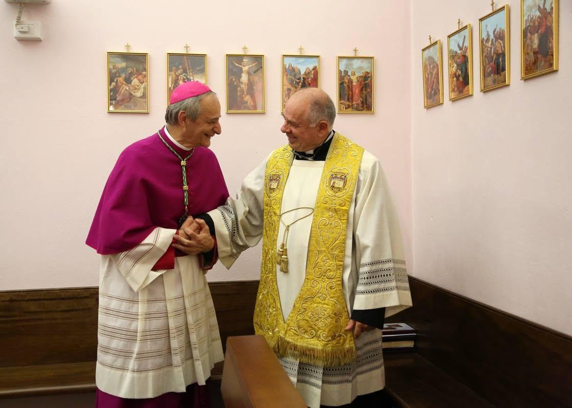 
	L'arcivescovo Zuppi e don Angelo

