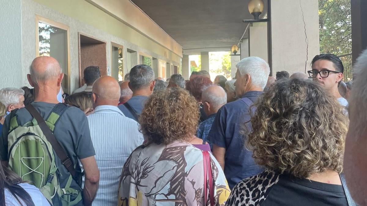 Sos sanità, cittadini in fila all’alba per accaparrarsi un medico di base: nell’isola mancano 451 professionisti – I numeri dell’emergenza
