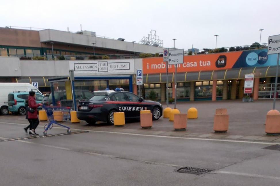 Va a fare spesa a Ferrara, le rubano soldi, carte e vita