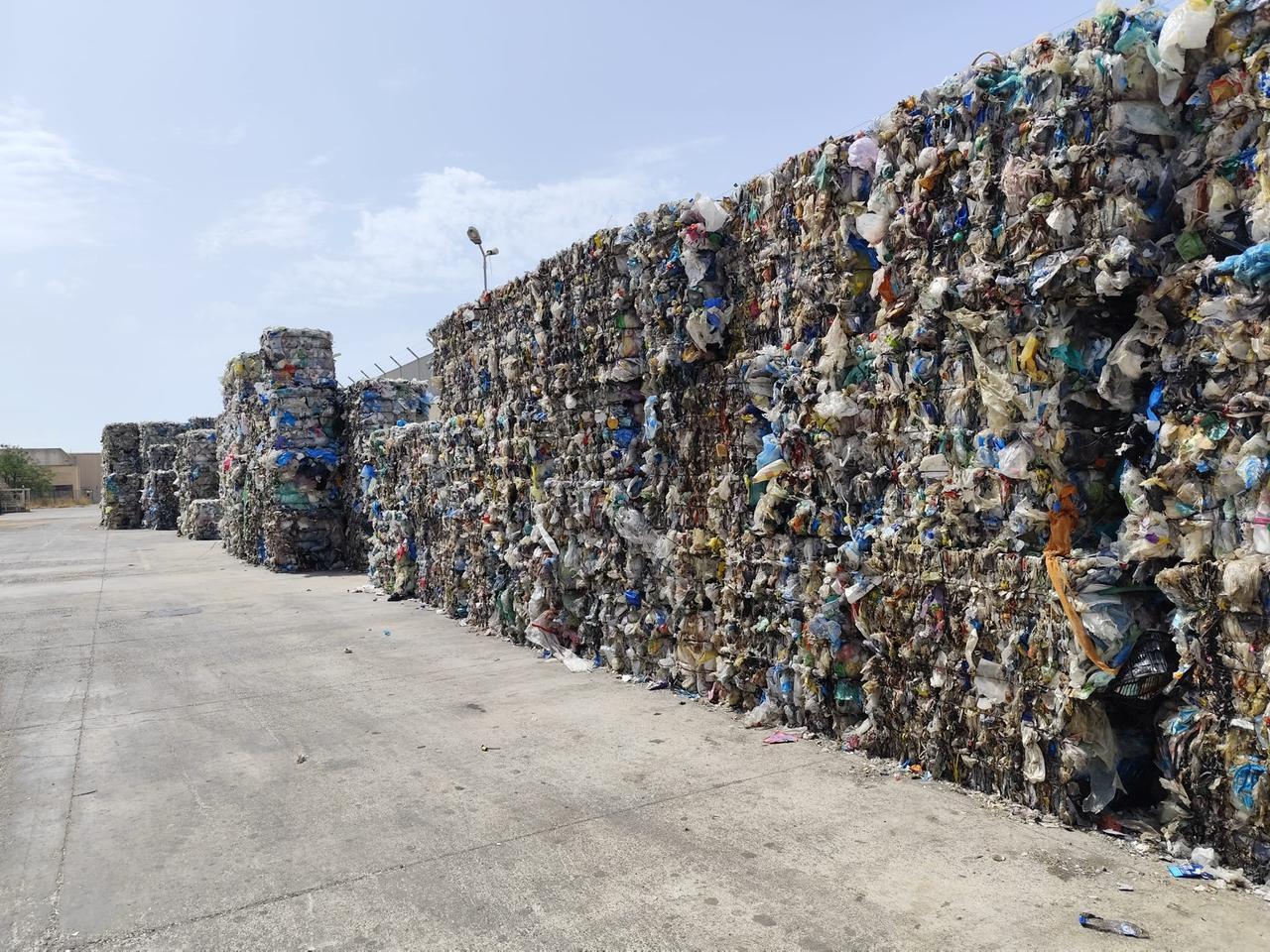 Plastica nel caos, riaprono temporaneamente i siti di raccolta: è scontro tra Comuni e Regione – L’emergenza