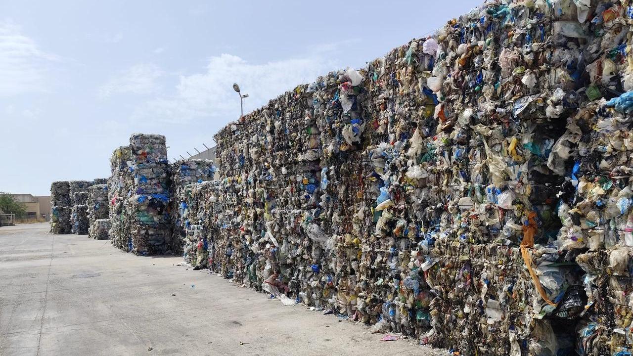 Plastica nel caos, riaprono temporaneamente i siti di raccolta: è scontro tra Comuni e Regione – L’emergenza
