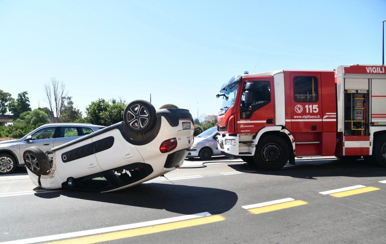 Olbia, auto si ribalta in pieno centro: donna finisce in ospedale
