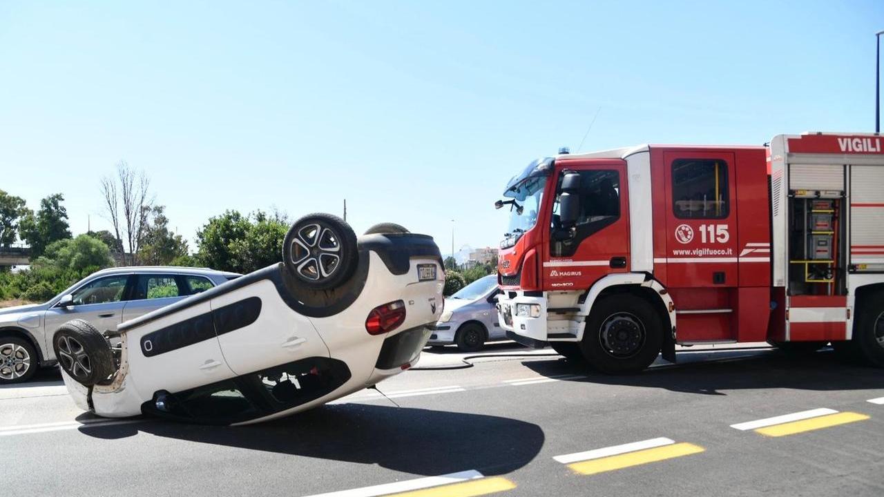 Olbia, auto si ribalta in pieno centro: donna finisce in ospedale