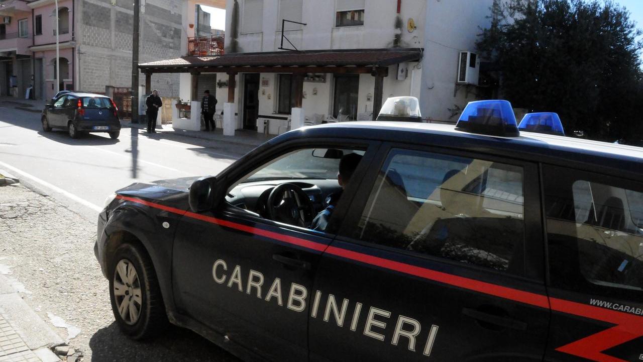 Dalla penisola alla Sardegna tenta una truffa in tabaccheria: denunciato