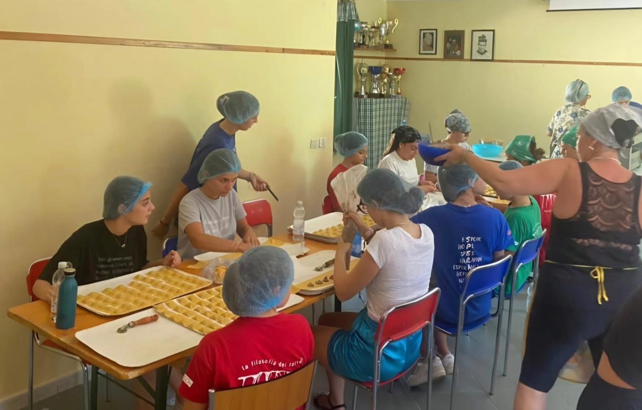 Ferragosto, a Campolungo tutti al lavoro per la grande Tortellata: 70mila tortelli fatti a mano per una festa che unisce tutto il paese