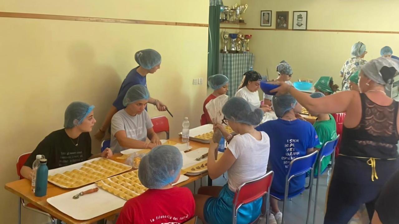 Ferragosto, a Campolungo tutti al lavoro per la grande Tortellata: 70mila tortelli fatti a mano per una festa che unisce tutto il paese