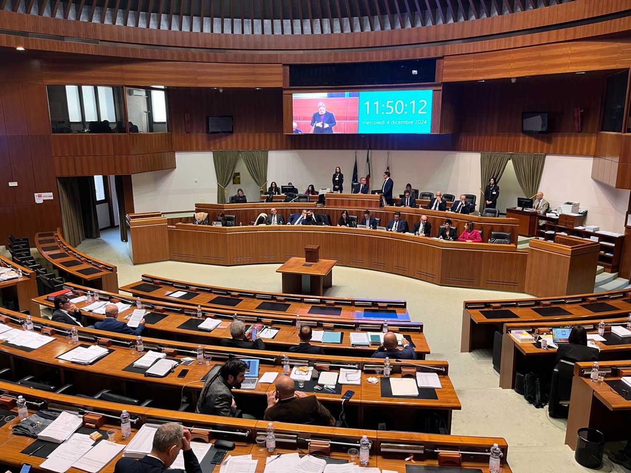 Stipendi degli staff degli assessori, aumento del 10%: dopo le polemiche la giunta Todde ritira l’emendamento