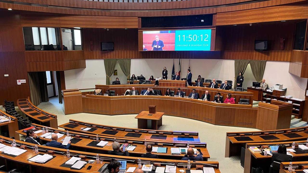 Stipendi degli staff degli assessori, aumento del 10%: dopo le polemiche la giunta Todde ritira l’emendamento