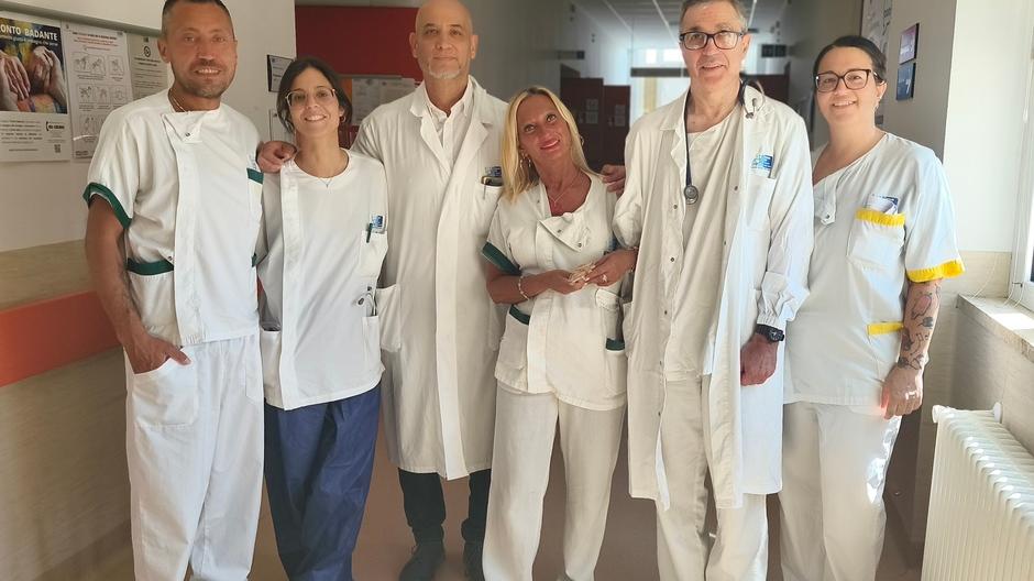 Il dottor Javier Rosada (terzo da sinistra) con una parte del suo staff