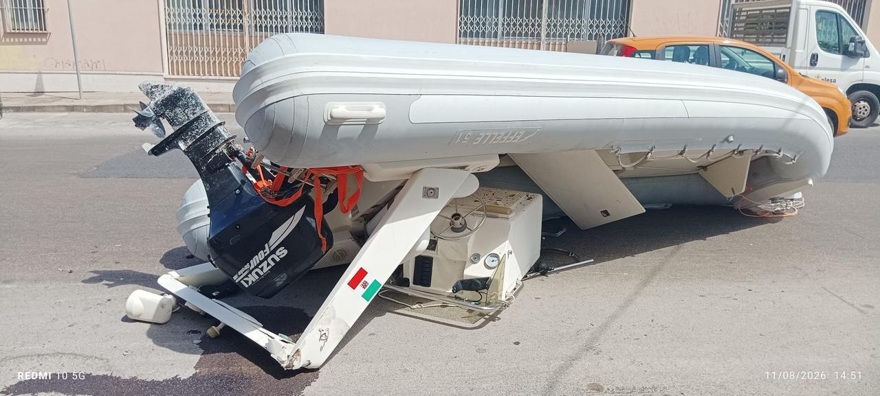 Sassari, prende una buca, si rompono le cinghie e il gommone finisce sulle auto: cosa è successo