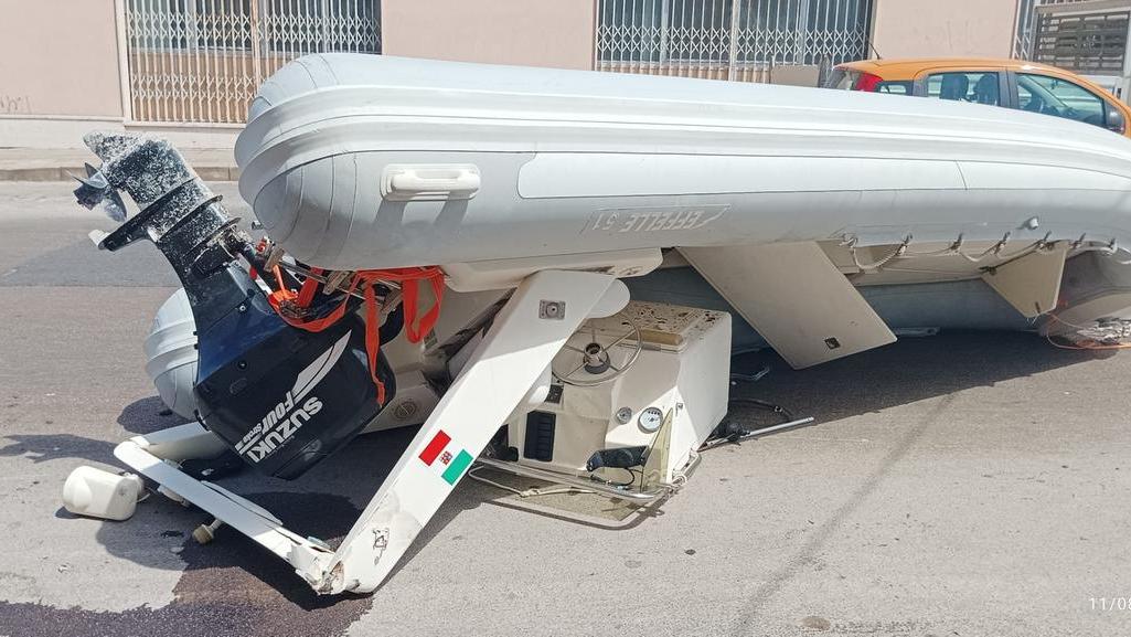 Sassari, prende una buca, si rompono le cinghie e il gommone finisce sulle auto: cosa è successo
