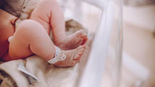 Neonato portato via dall’ospedale alla figlia giovanissima, nonni in manette: volevano espatriare
