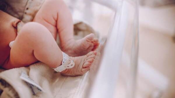 Neonato portato via dall’ospedale alla figlia, nonni in manette: volevano espatriare