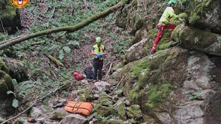 Tragedia nel bosco, si lancia in una scarpata per salvare un 13enne, capo scout muore sul colpo