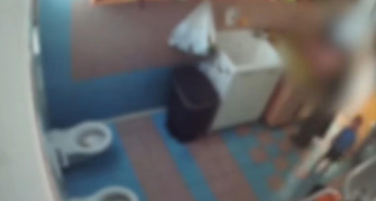 Orrore in un asilo nido, bimbi denigrati e lasciati senza cibo: i dettagli sugli arresti delle 2 maestre VIDEO