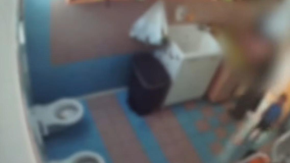 Orrore in un asilo nido, bimbi denigrati e lasciati senza cibo: i dettagli sugli arresti delle 2 maestre VIDEO