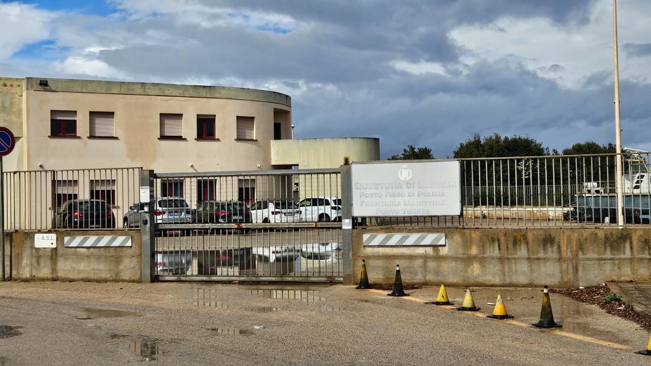 Tradito dal nervosismo prima dell’imbarco, aveva con sé armi da taglio proibite: arrestato