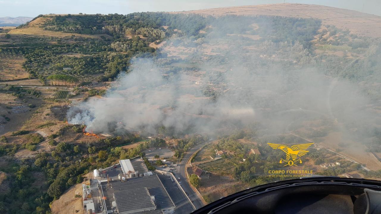 Thiesi, l’incendio nelle campagne si espande: servono gli elicotteri