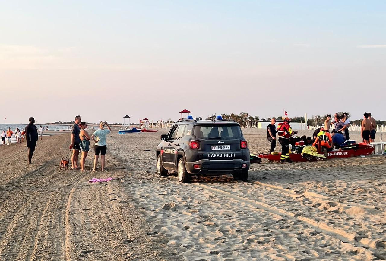 Lido Spina, ragazza accusa un malore in acqua, rianimata da due carabinieri
