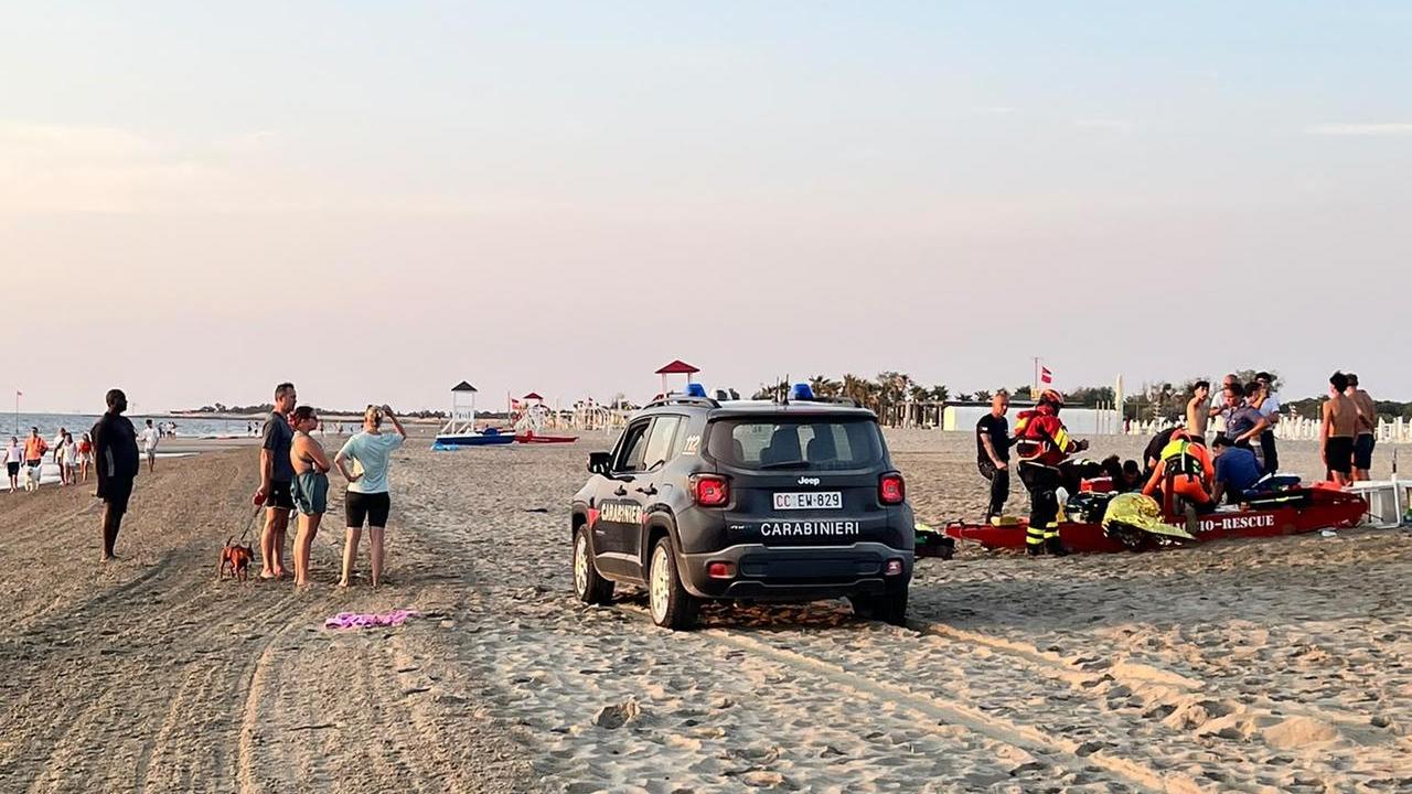 Lido Spina, ragazza accusa un malore in acqua, rianimata da due carabinieri