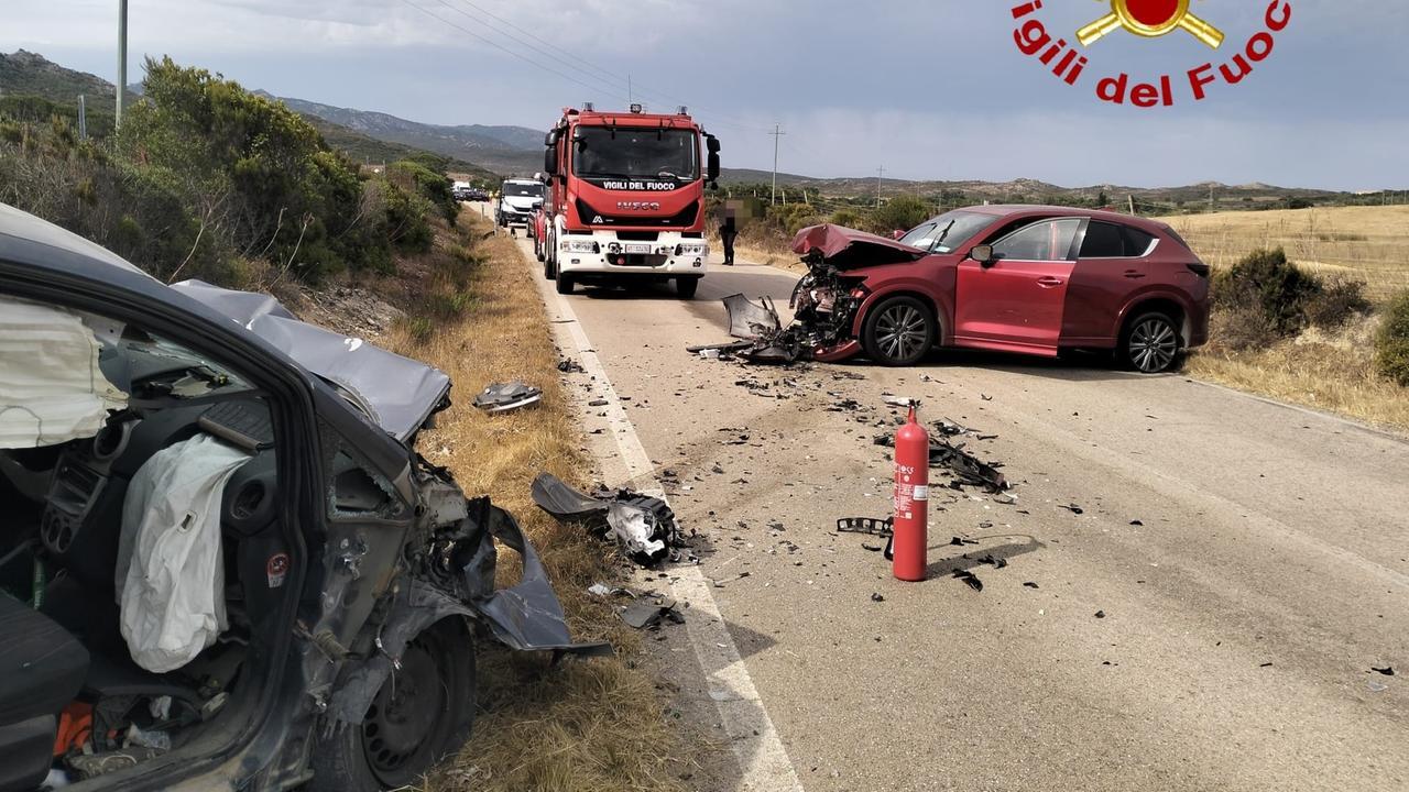 Scontro frontale tra due auto sulla strada del mare, muore una donna