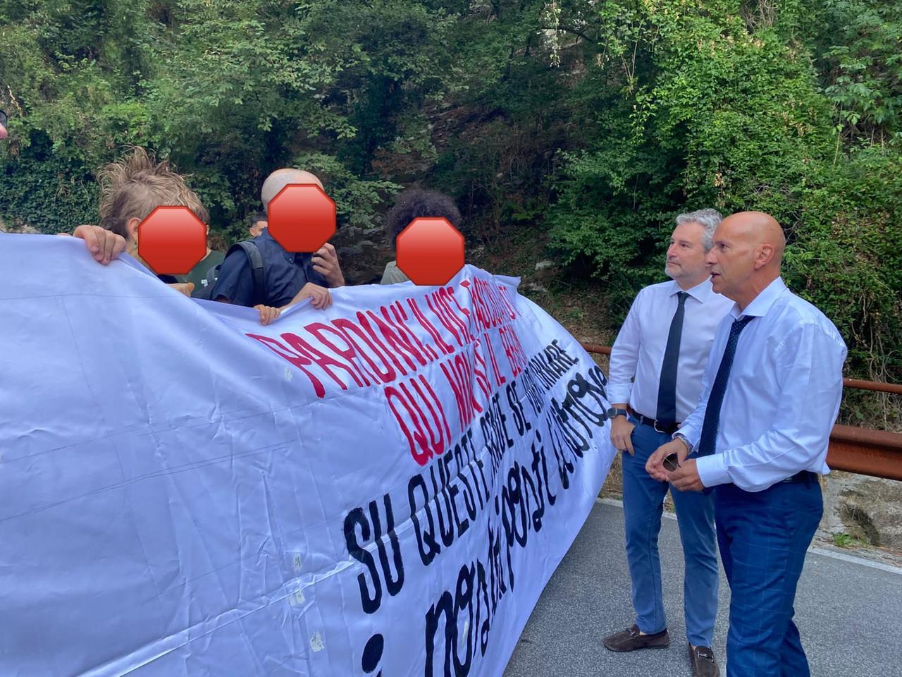 Il sindaco di Lucca bloccato dai manifestanti a Sant’Anna di Stazzema