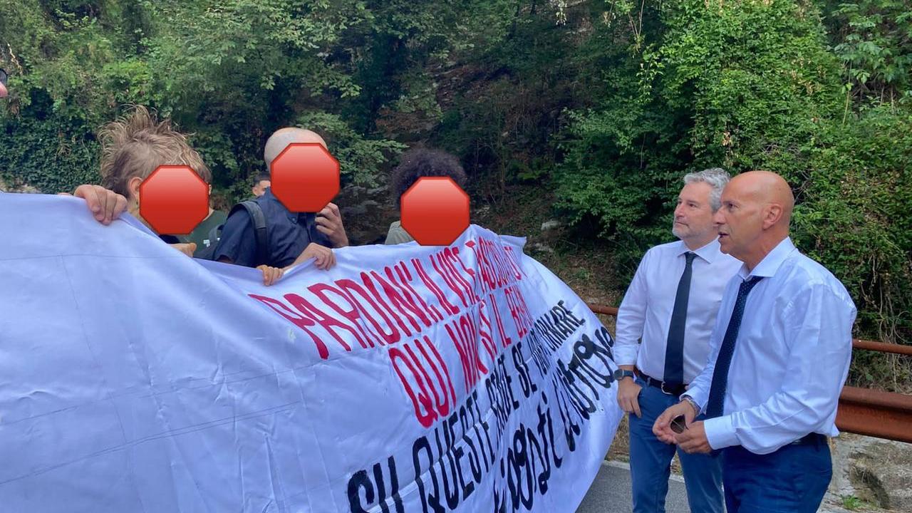 Il sindaco di Lucca bloccato dai manifestanti a Sant’Anna di Stazzema