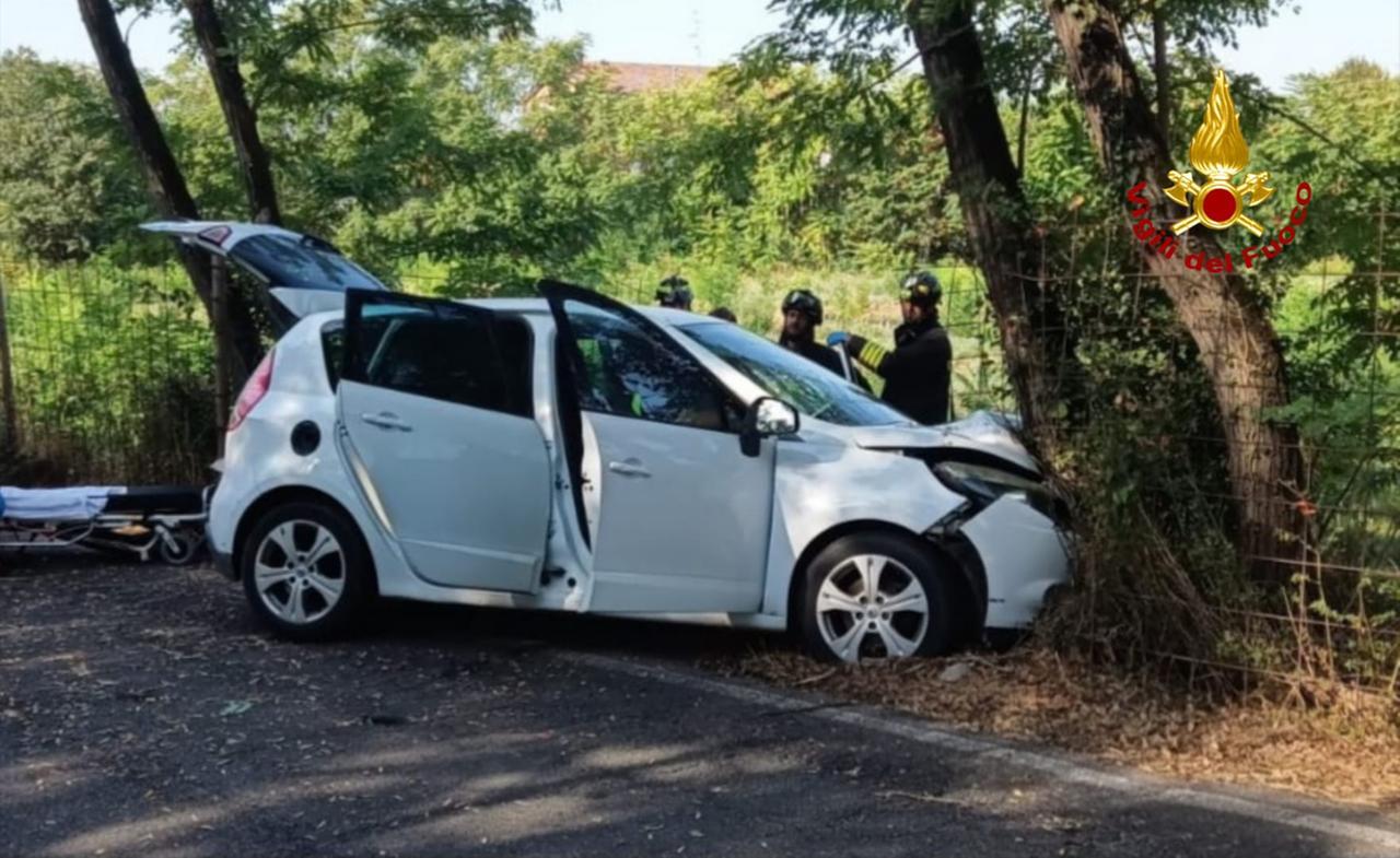 Auto contro un albero in via Don Verità: due persone ferite