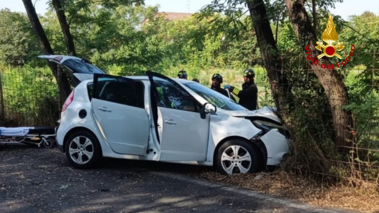Auto contro un albero in via Don Verità: due persone ferite