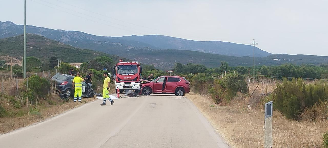 Donna muore nello scontro frontale sulla strada per il mare, ecco chi è la vittima: lascia tre figli