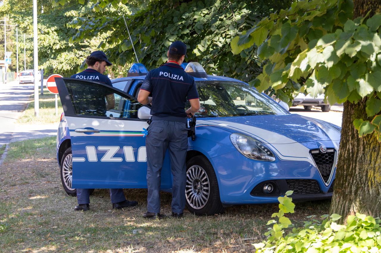 Ferrara, trovato nudo in un giardino del centro