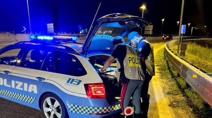 Lite tra camionisti in A1: uno estrae una pistola e la punta al collega. Ma era una scacciacani