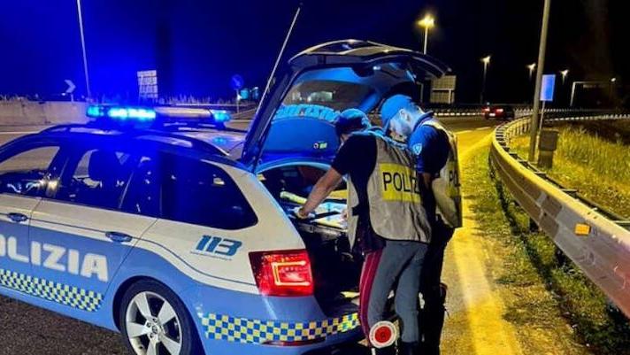 Lite tra camionisti in A1: uno estrae una pistola e la punta al collega. Ma era una scacciacani