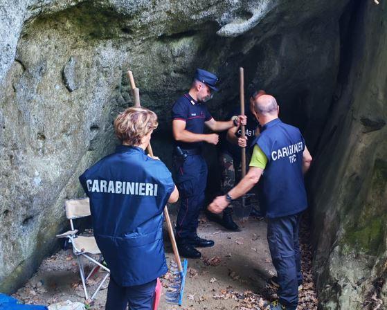 Scavo archeologico clandestino tra i boschi dell’Enza, blitz dei carabinieri