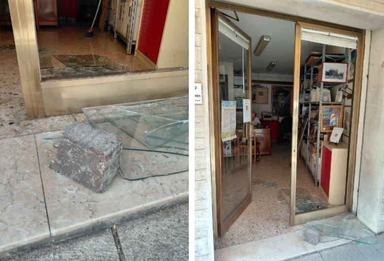 Spacca la vetrata della Pro Loco di Fabbrico con un sasso: «Ero nervoso», denunciato 55enne