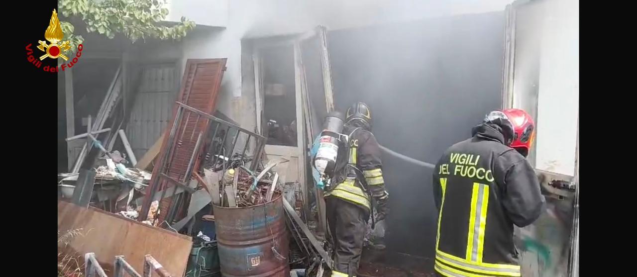 Fiamme nel locale per la lavorazione del ferro: vigili del fuoco al lavoro