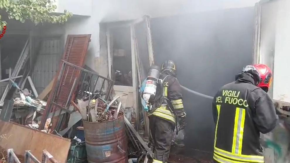 Fiamme nel locale per la lavorazione del ferro: vigili del fuoco al lavoro