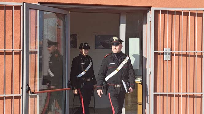 La figlia tira un calcio a un’auto, i genitori aggrediscono la proprietaria: dovrà utilizzare un tutore all’avambraccio