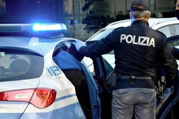 Truffa da 7mila euro a un’anziana: il finto poliziotto arriva a casa, la figlia lo insegue e la polizia lo arresta
