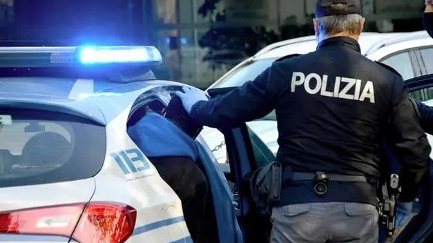 Truffa da 7mila euro a un’anziana: il finto poliziotto arriva a casa, la figlia lo insegue e la polizia lo arresta