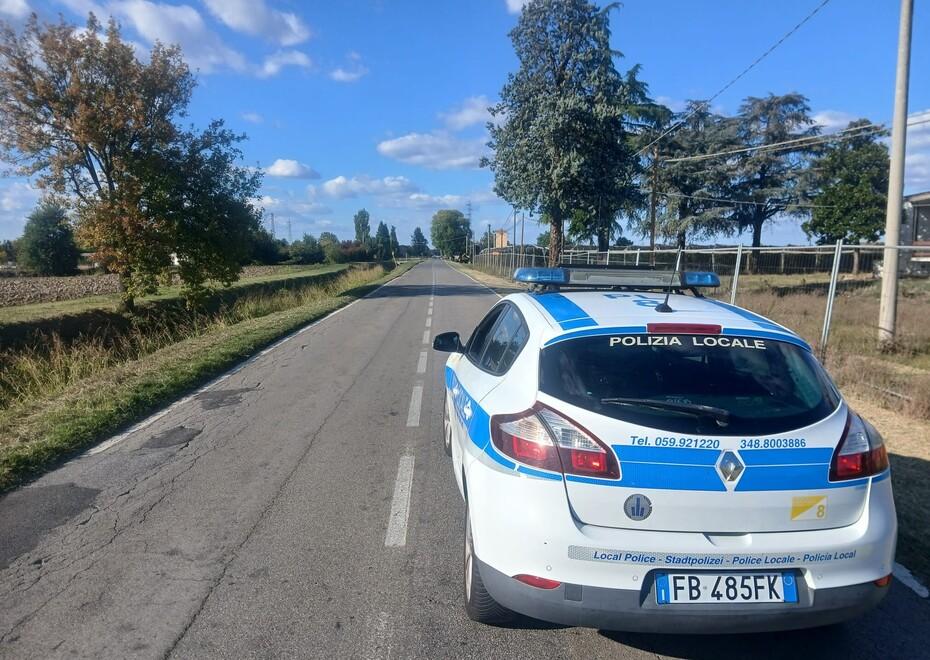 Fugge dopo aver travolto un ciclista. Scoperta grazie alle telecamere