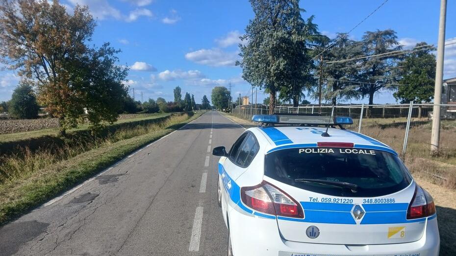 Fugge dopo aver travolto un ciclista. Scoperta grazie alle telecamere