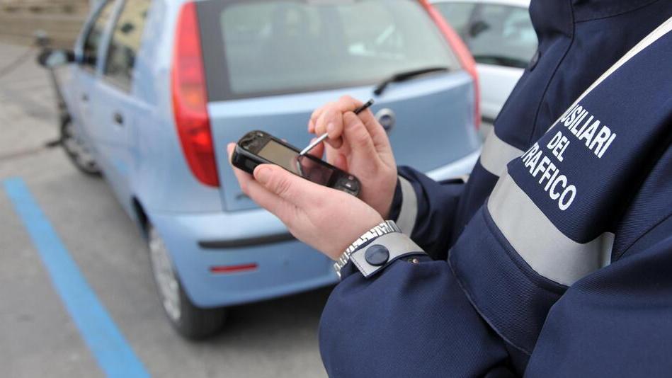 Pontedera, vigilini e multe: il trasgressore è assente anche quando... c’è - I dubbi dei cittadini