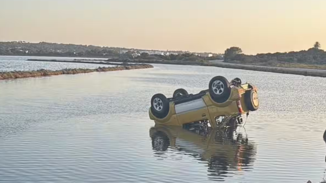 Formentera, auto si ribalta e si inabissa in un canale: carabinieri in vacanza salvano la vita a un uomo che stava per annegare