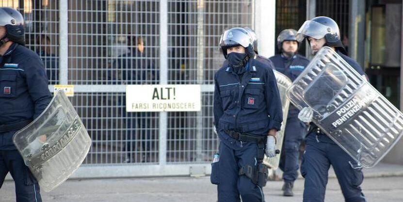 Violenza al carcere Sant’Anna: un detenuto ferisce tre agenti