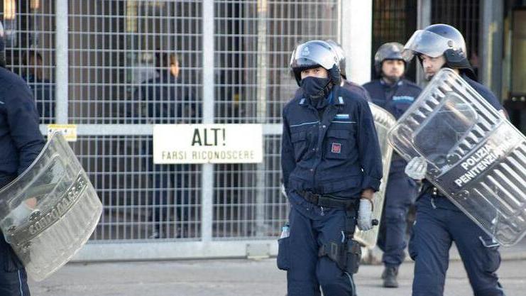 Violenza al carcere Sant’Anna: un detenuto ferisce tre agenti
