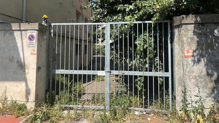 Ex casa degli ufficiali ancora nel degrado: «Qui droga e bivacchi»
