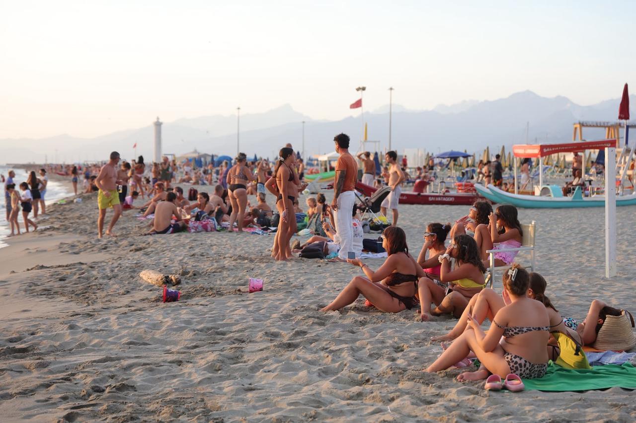 Eclissi solare in Toscana: tanta gente in spiaggia per osservare lo spettacolo del cielo