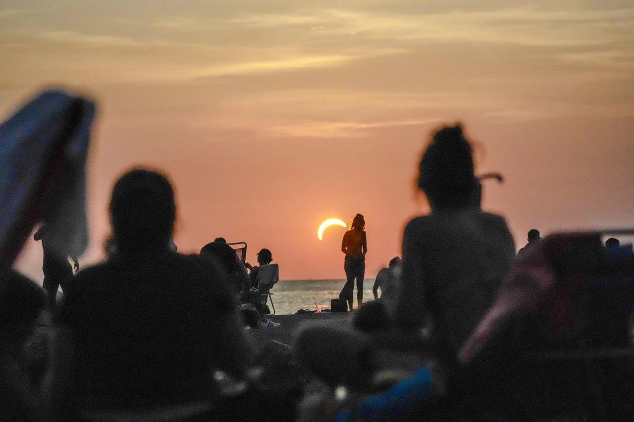 L'eclissi vista dai Tre Ponti a Livorno (foto Stick)