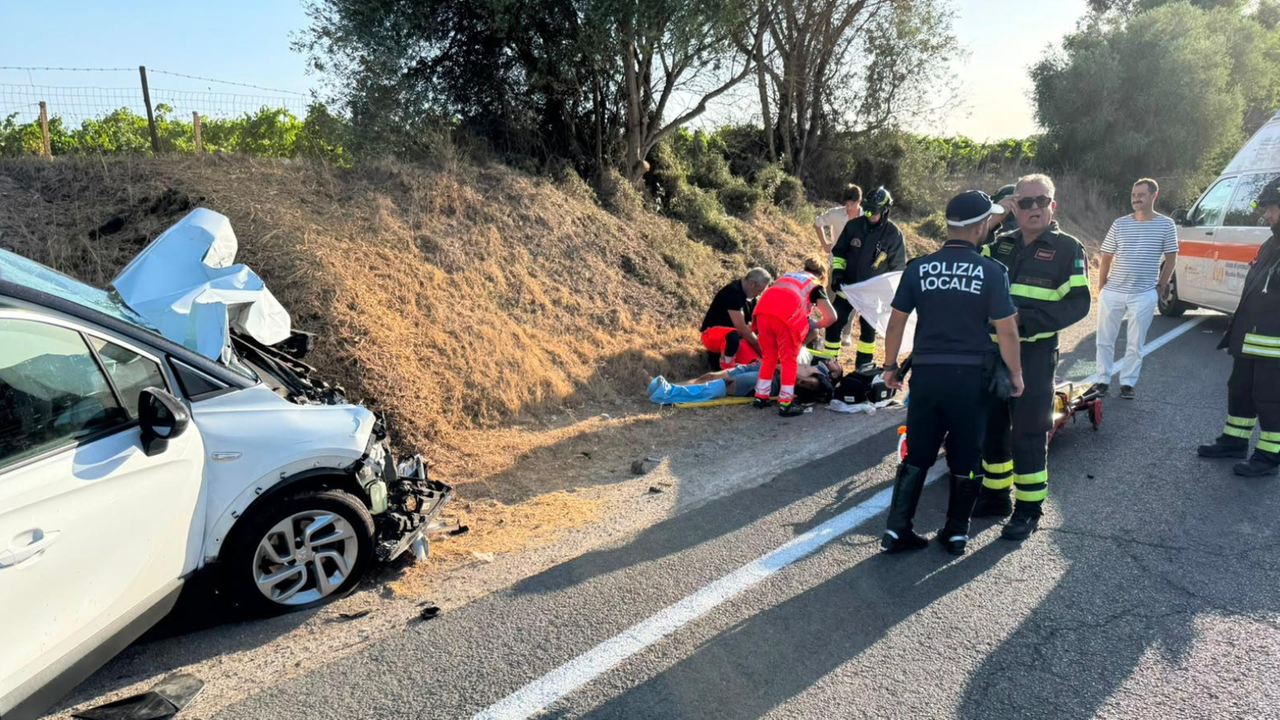 Alghero, violento scontro tra un’auto e una moto: un centauro in ospedale in codice rosso